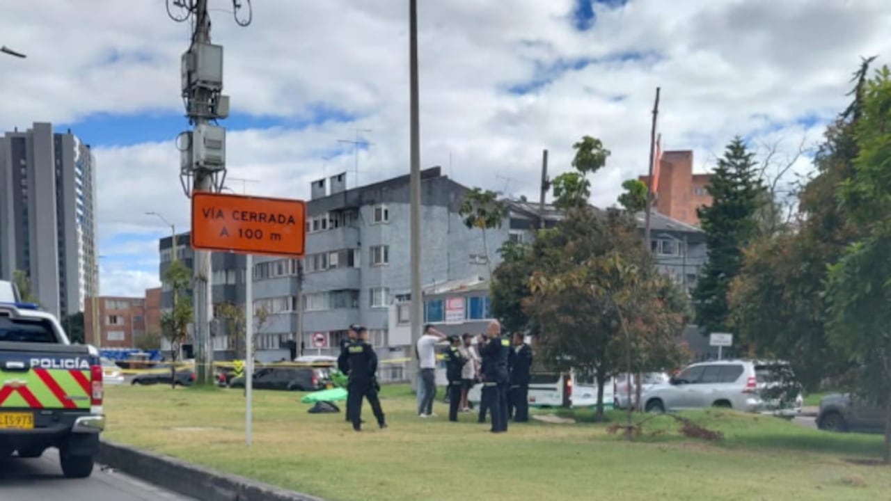 Al fondo, el joven asesinado.