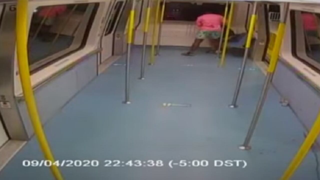 Captura de pantalla del video de la cámara de seguridad donde se observa la agresión.