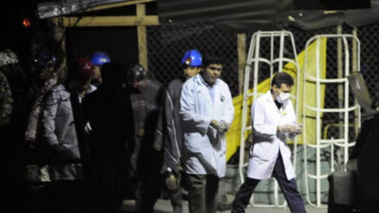 Médicos forenses trabajan en el yacimiento de carbón que explotó el martes pasado en el norte de México hoy, viernes 6 de mayo de 2011, mientras continúan las labores de rescate en el estado de Coahuila (México).