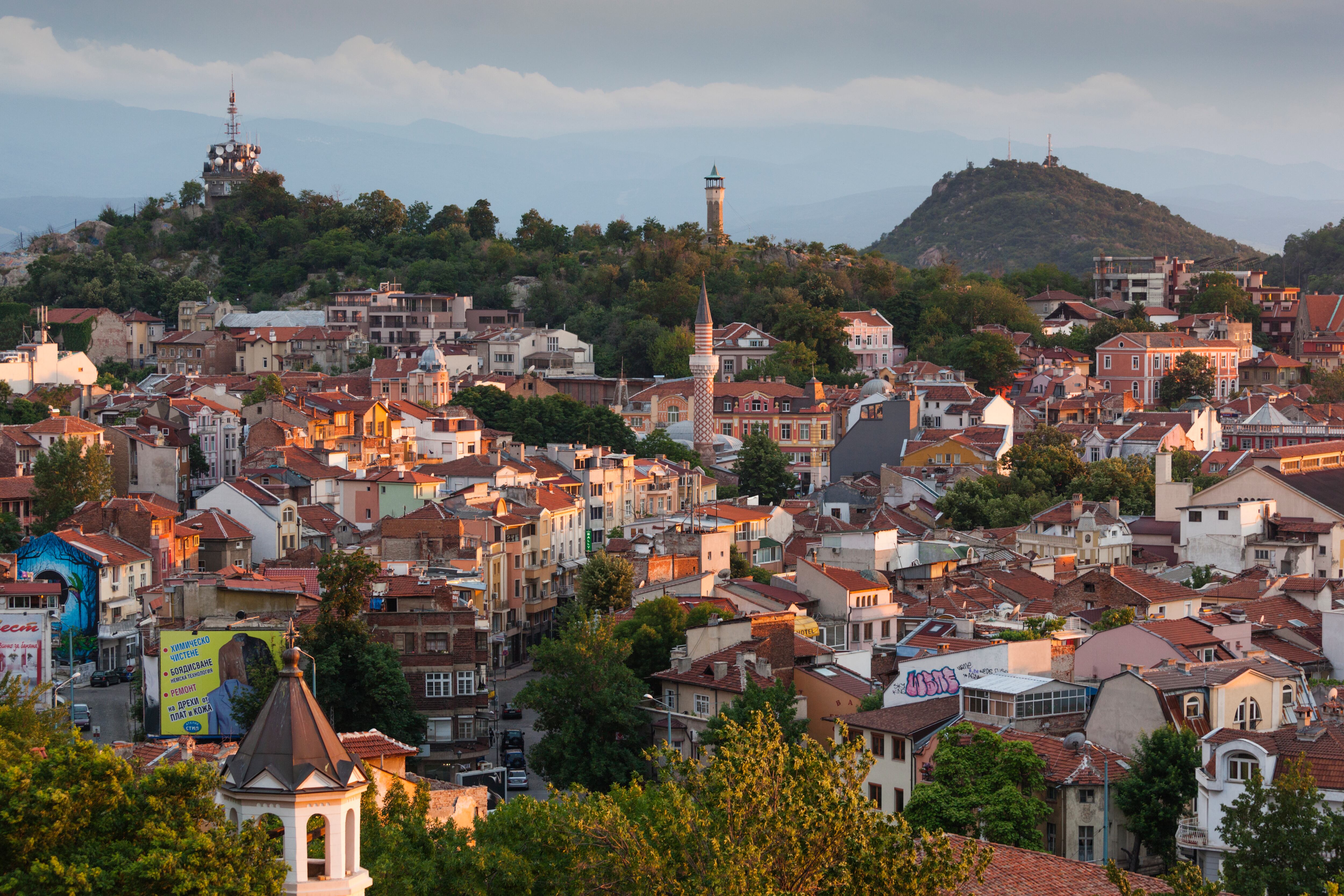 Bulgaria, las montañas del sur, Plovdiv, niveles elevados de vista de la ciudad desde la colina Nebet Tepe, al anochecer.