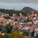 Bulgaria, las montañas del sur, Plovdiv, niveles elevados de vista de la ciudad desde la colina Nebet Tepe, al anochecer.