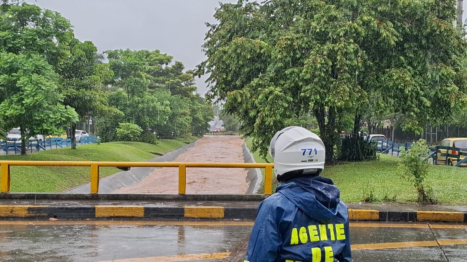 Agentes de tránsito se encuentran en diferentes puntos congestionados para controlar el tráfico de vehículos.