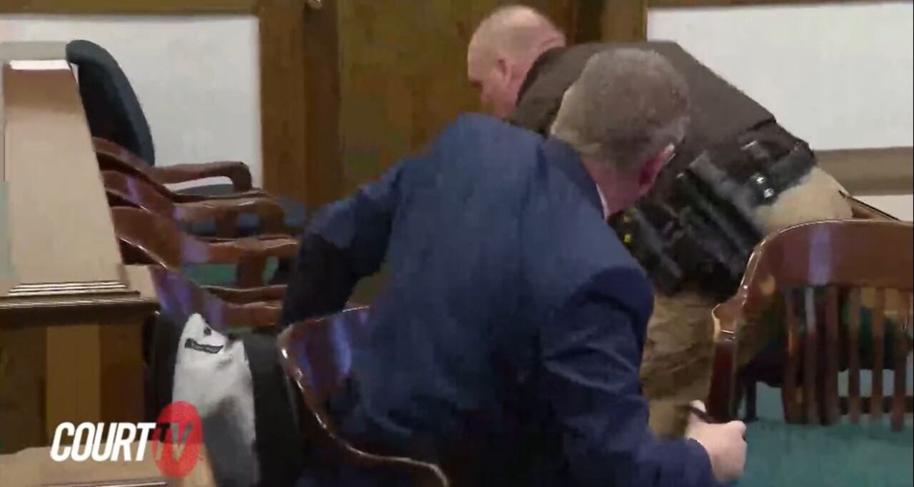 La mujer atacó a su abogado Quinn Jolly en pleno juicio en la corte