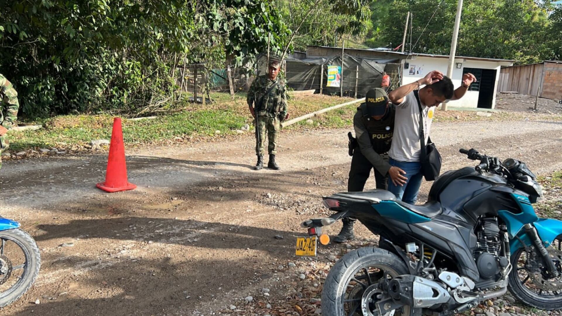 Fuerza pública en controles de seguridad en Putumayo.