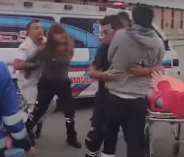 Una mujer y un hombre, paramédicos, se fueron a los golpes mientras atendían una emergencia.