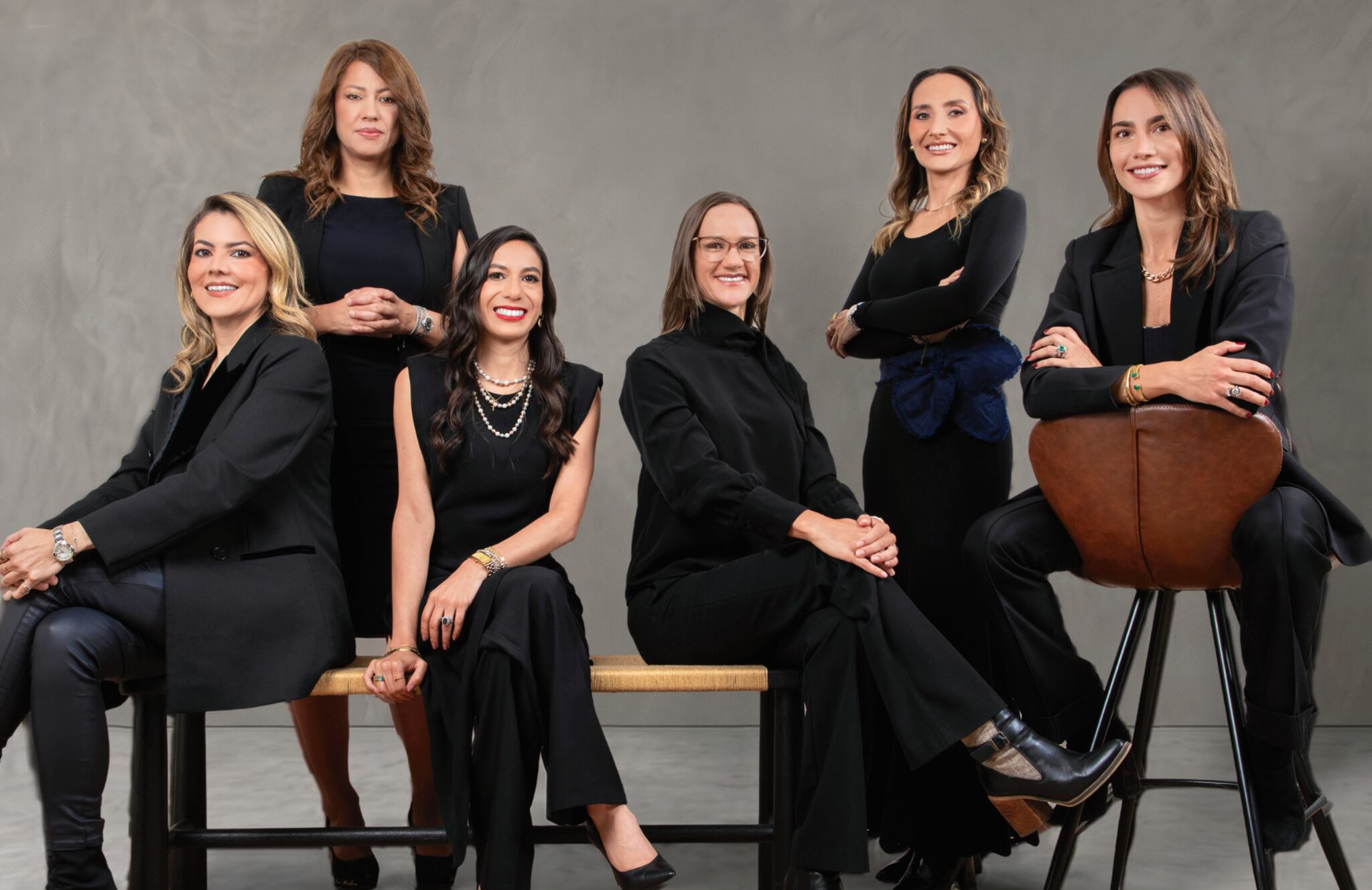 De izquierda a derecha, de pie: Adriana Gómez Barajas y María Claudia Martíne. Sentadas: Johana Cerpa, Vannessa Bautista, Mónica Fonnegra, y María Villate.
Fotografía: Alejandro Acosta. Producción: Doralys Cortés Quintero