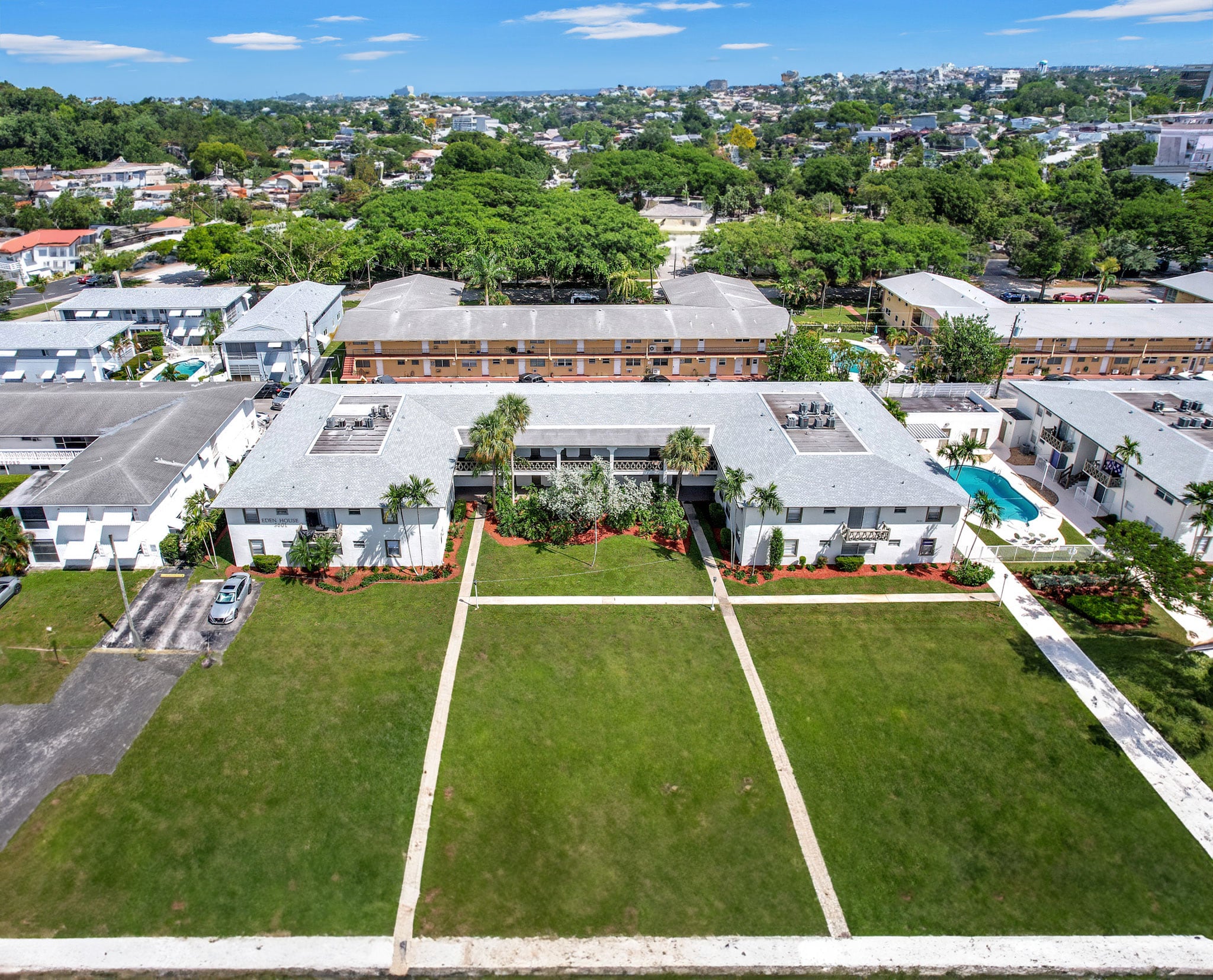 Eden House es un complejo de 44 unidades de renta multifamiliar en la ciudad de Hollywood, Florida.