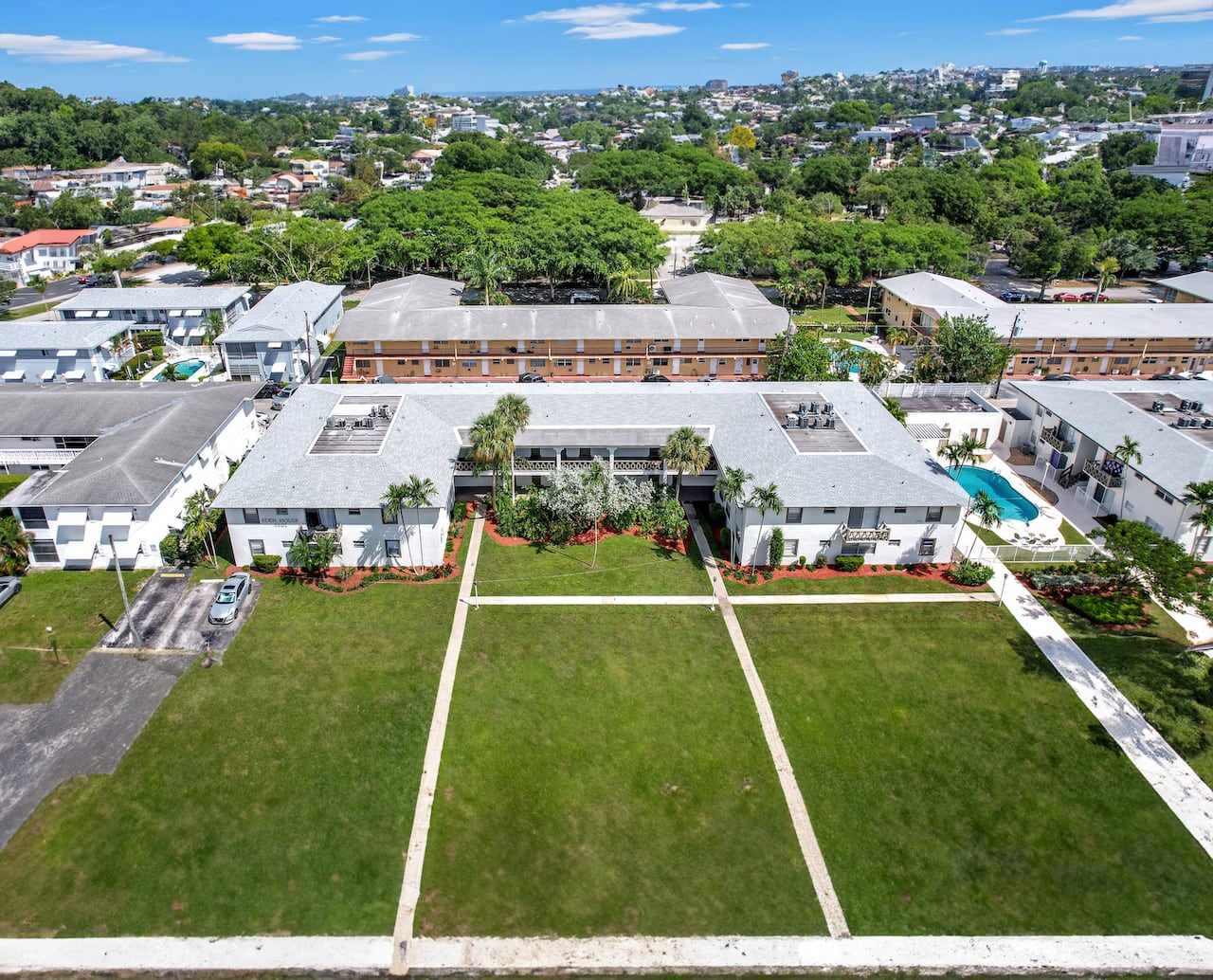 Eden House es un complejo de 44 unidades de renta multifamiliar en la ciudad de Hollywood, Florida.