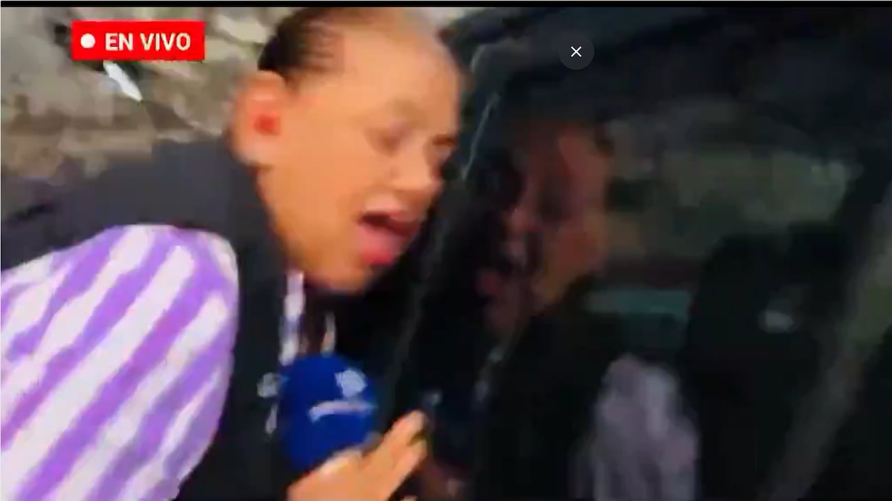 Reportera fue embestida por una camioneta al cubrir otro siniestro vial en Nuevo León, México.