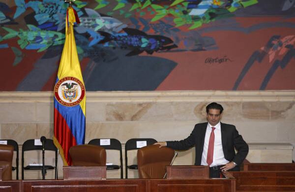 Simón Gaviria deja la presidencia de la Cámara.