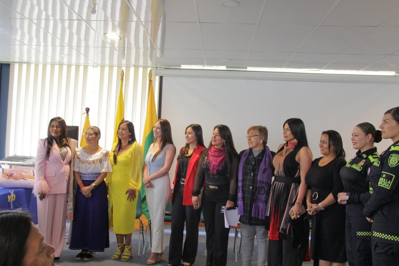 Lideresa Claudia Cabrera radica Manifiesto Binacional 25N en el Congreso