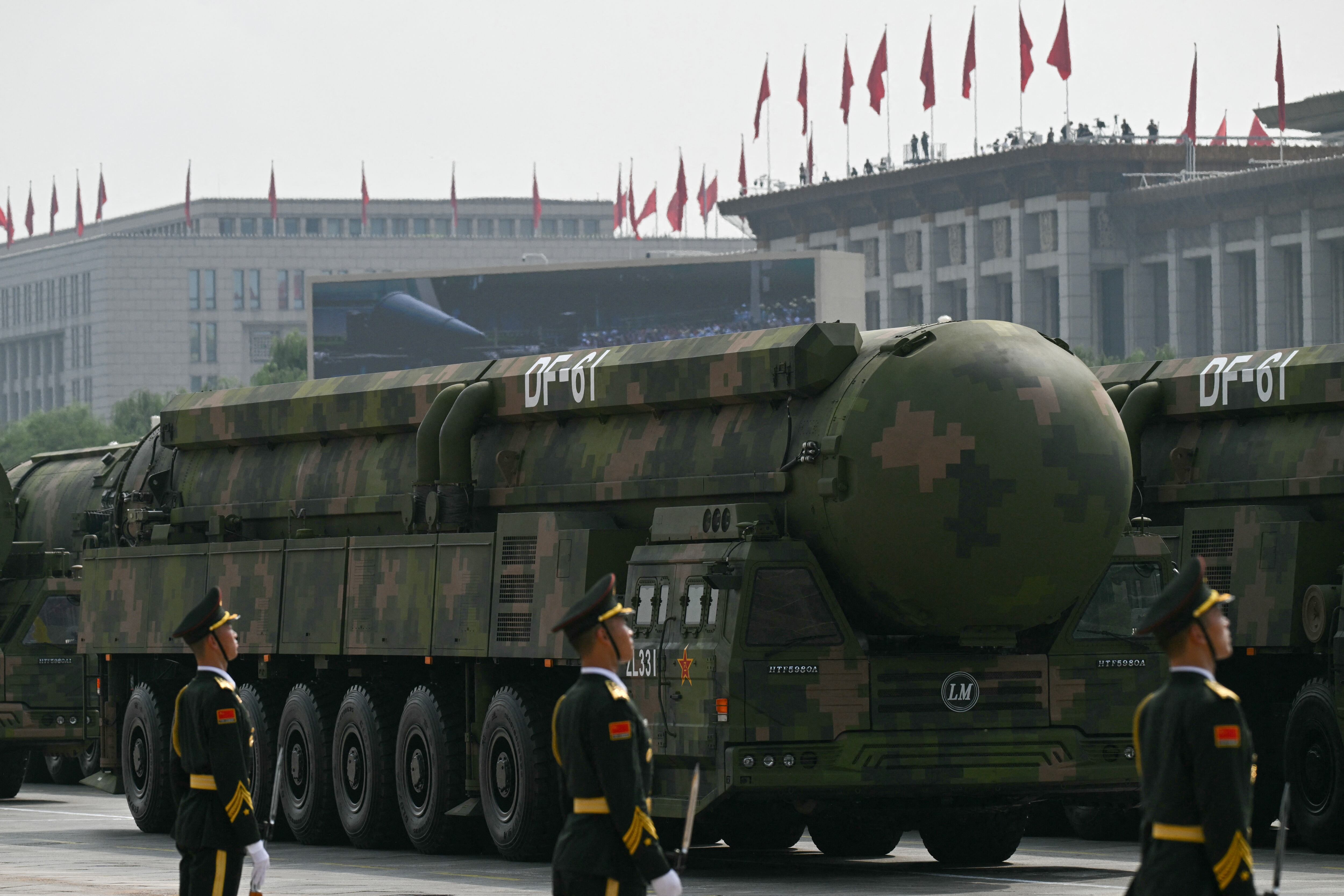 Los misiles balísticos intercontinentales DF-61 se ven durante un desfile militar que marca el 80 aniversario de la victoria sobre Japón y el fin de la Segunda Guerra Mundial, en la Plaza de Tiananmen de Beijing el 3 de septiembre de 2025. (Foto de Greg Baker / AFP)