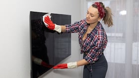 Limpiar un televisor no es una tarea complicada, pero sí requiere atención a los detalles.