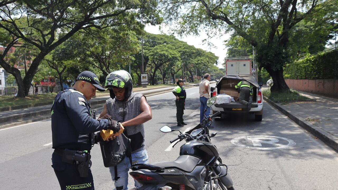 En diferentes puntos de Cali, la Policía ha intensificado los controles para reducir los hechos delictivos.