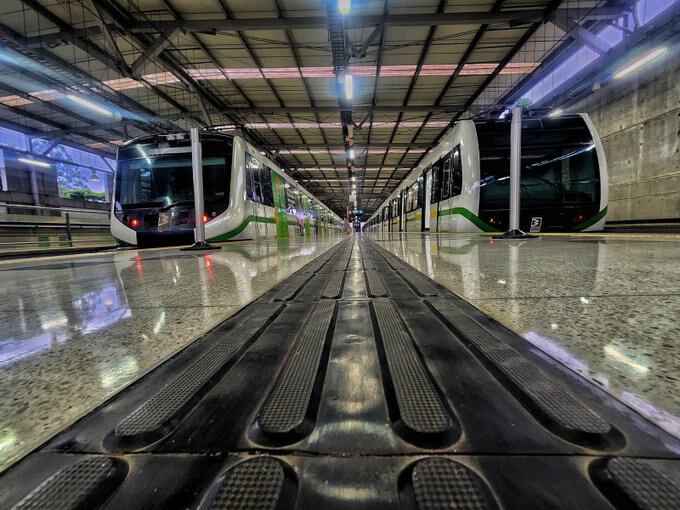 Entre las prohibiciones para los usuarios del metro de Medellín está la de consumir alimentos en los vagones