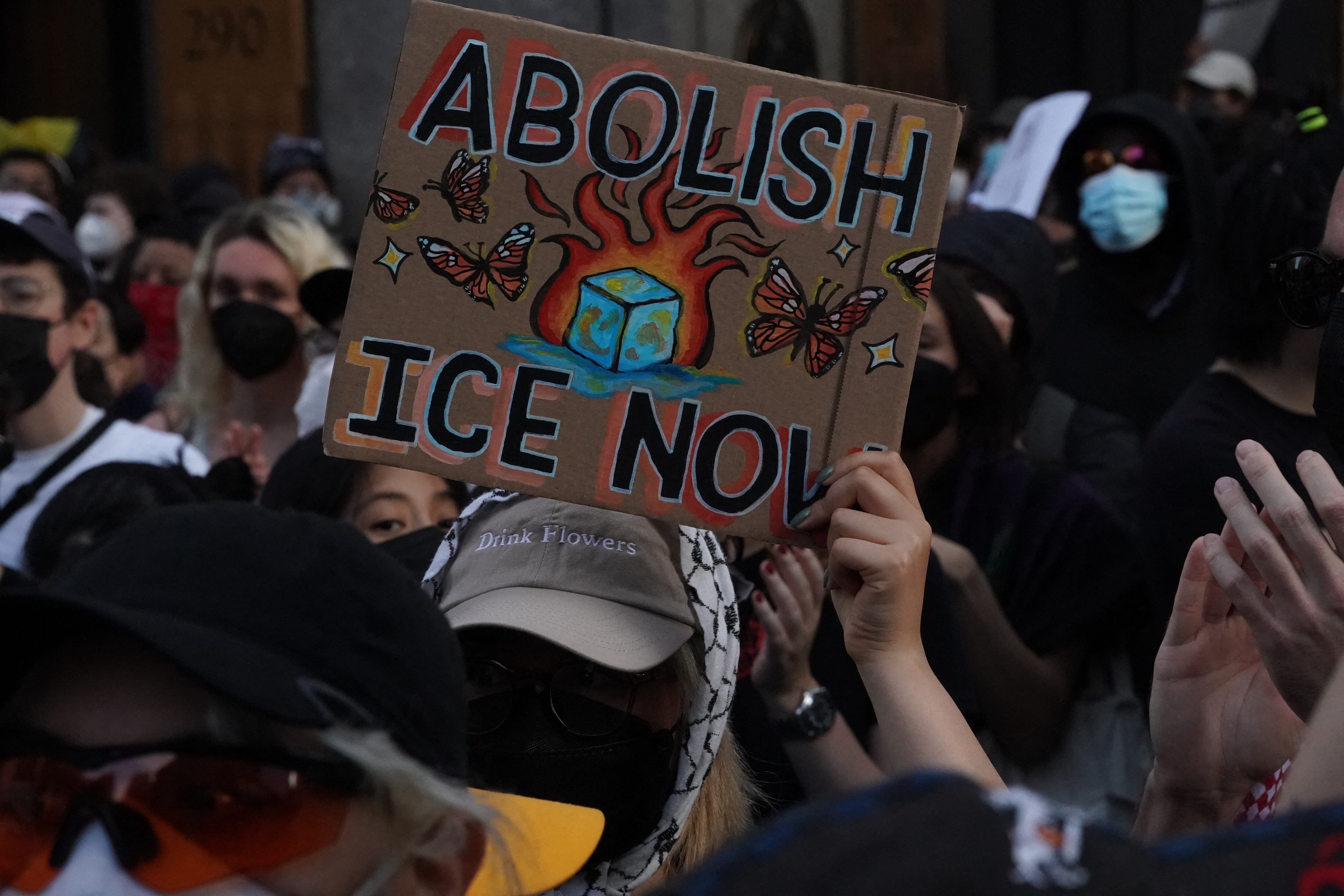 Manifestantes se congregan durante la protesta "ICE Out Of NYC" contra el Servicio de Inmigración y Control de Aduanas (ICE) y las operaciones federales de inmigración, en la ciudad de Nueva York.