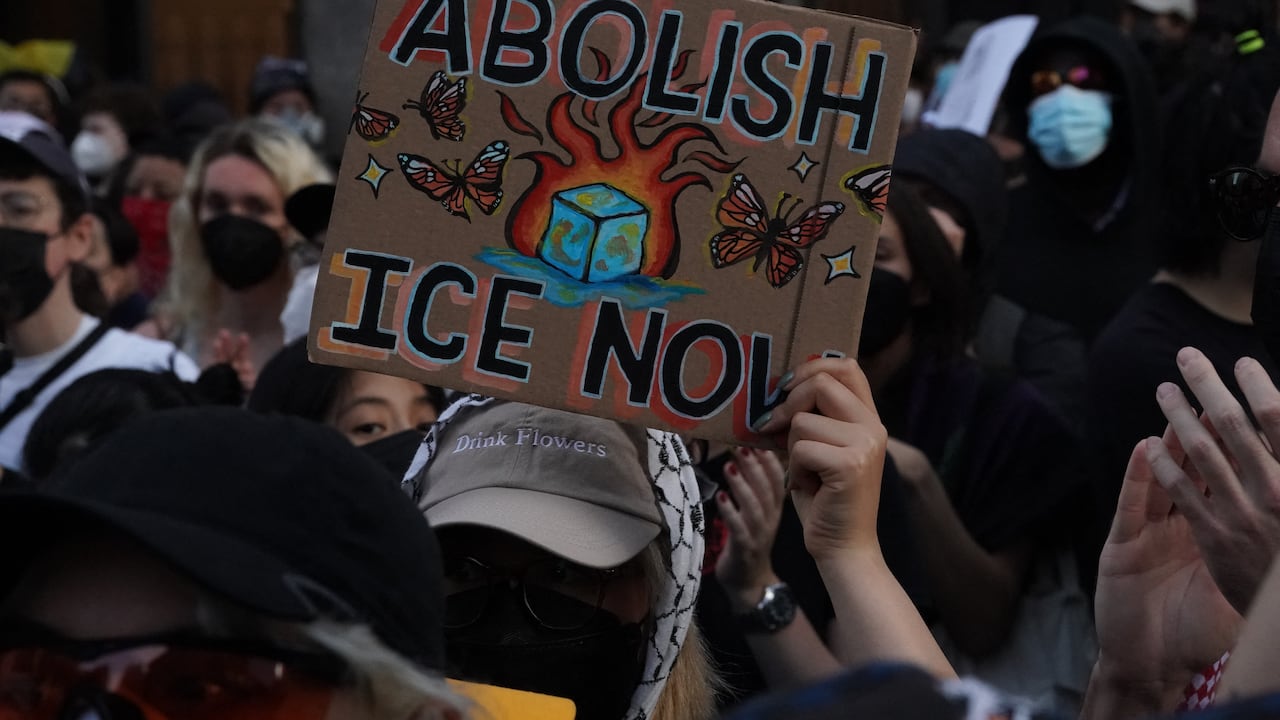Manifestantes se congregan durante la protesta "ICE Out Of NYC" contra el Servicio de Inmigración y Control de Aduanas (ICE) y las operaciones federales de inmigración, en la ciudad de Nueva York.