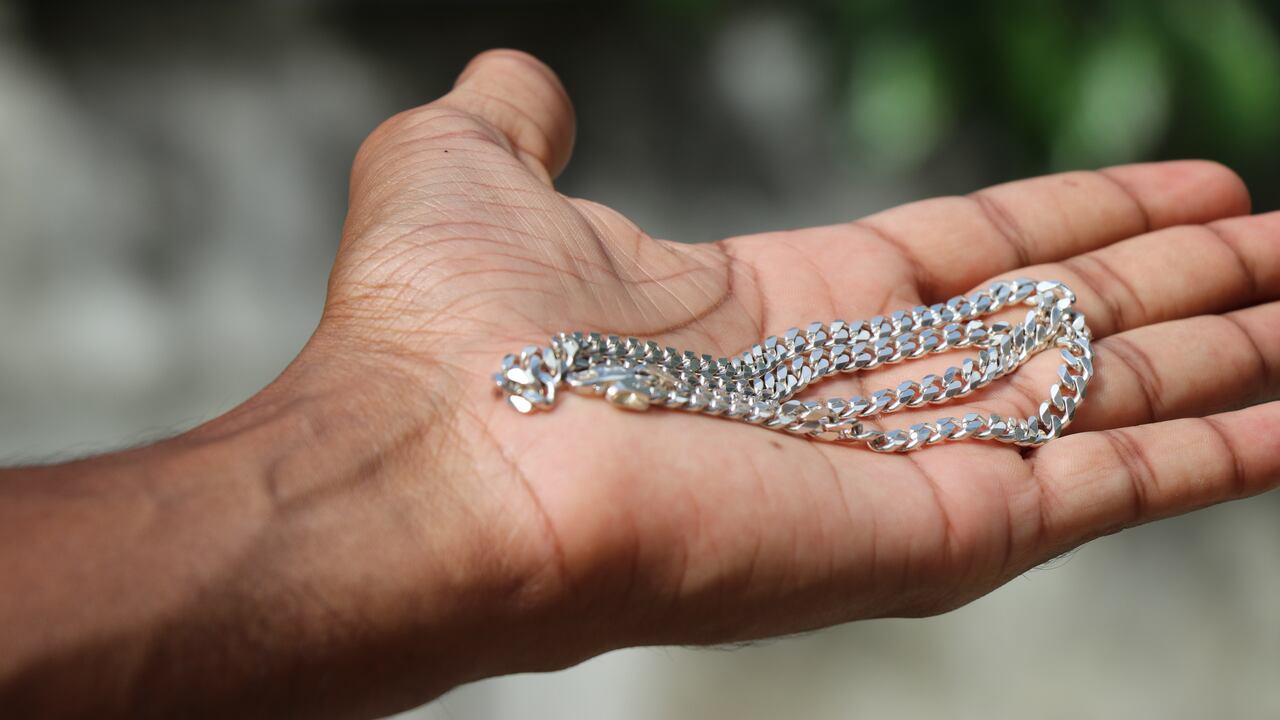 Una de las recomendaciones es evitando que la plata negra sea limpiada con frecuencia.