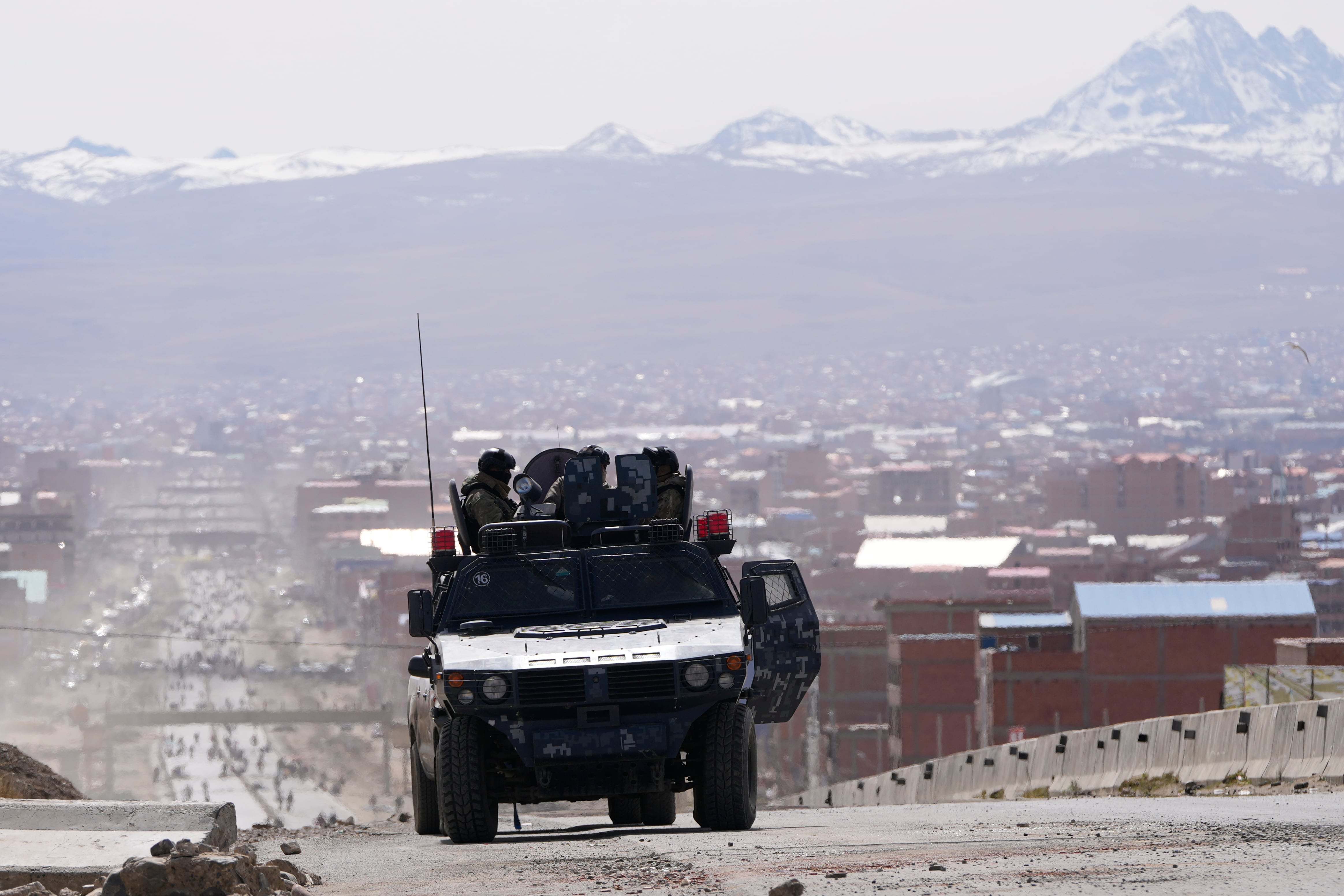 Agentes de policía patrullan una carretera después de que el presidente Rodrigo Paz declarara el estado de emergencia para facultar a las fuerzas armadas a levantar los bloqueos viales, en El Alto, Bolivia
