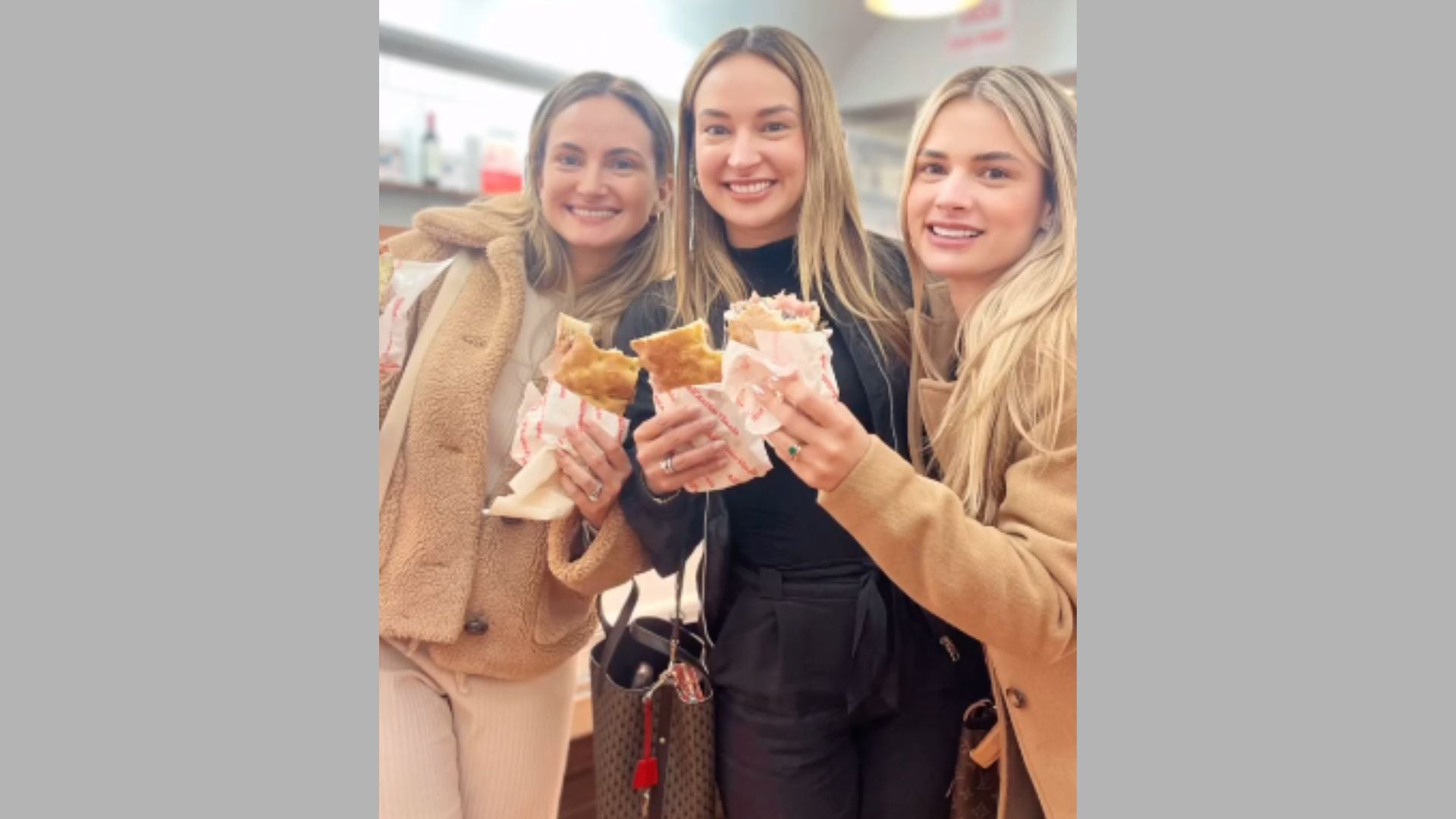 María Victoria y Lilian Pineda Aruachán, junto a su hermana Ana Lucía, primera dama de Colombia, cuya llegada a la Casa de Nariño ha puesto el foco también sobre su familia