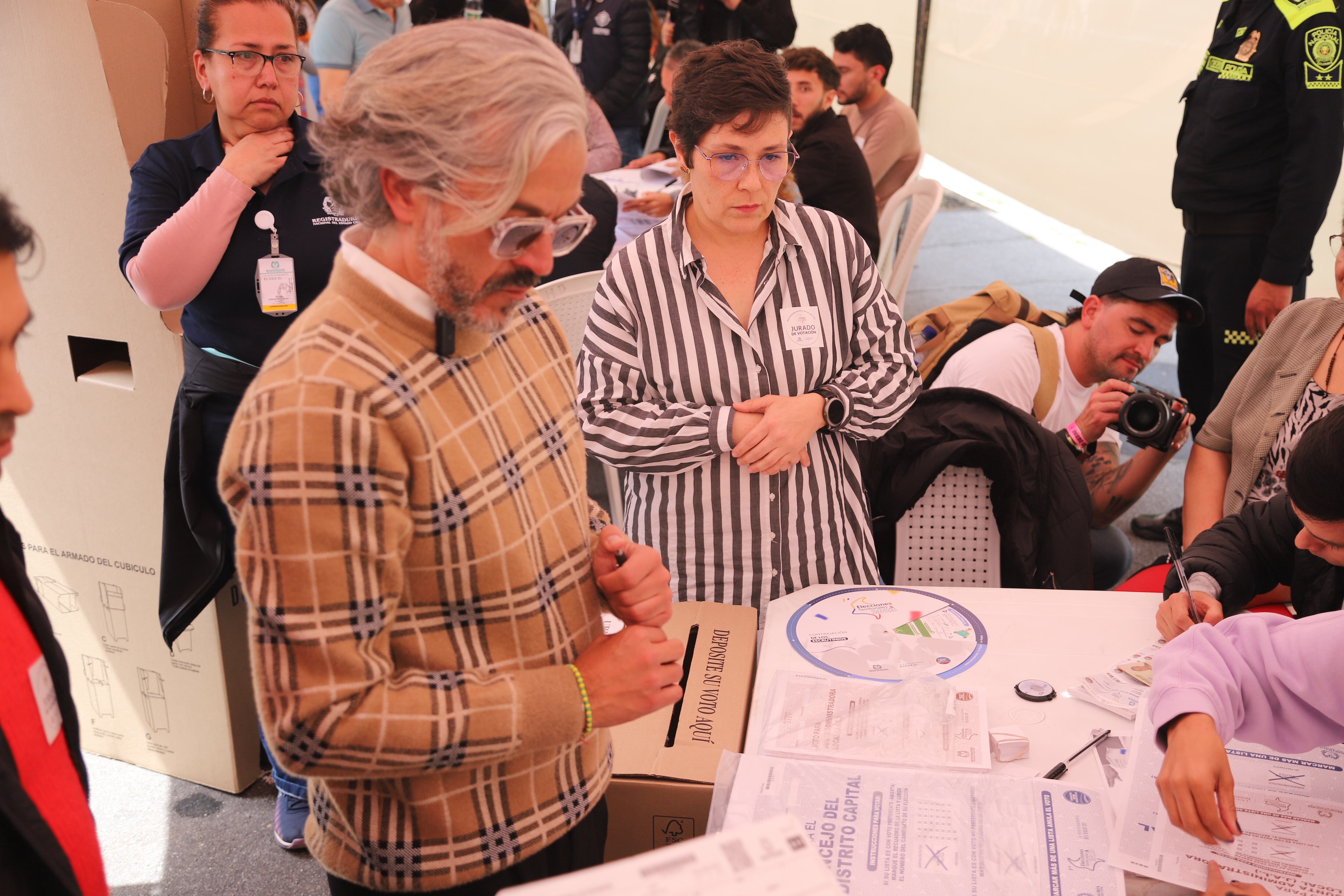 el candidato a la Alcaldía de Bogotá, Juan Daniel Oviedo ejerce su derecho al voto