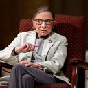 ARCHIVO - En esta fotografía de archivo del 6 de febrero de 2017, la jueza de la Corte Suprema Ruth Bader Ginsburg habla en la Universidad de Stanford en Stanford, California. (AP Photo/Marcio Jose Sanchez, File)