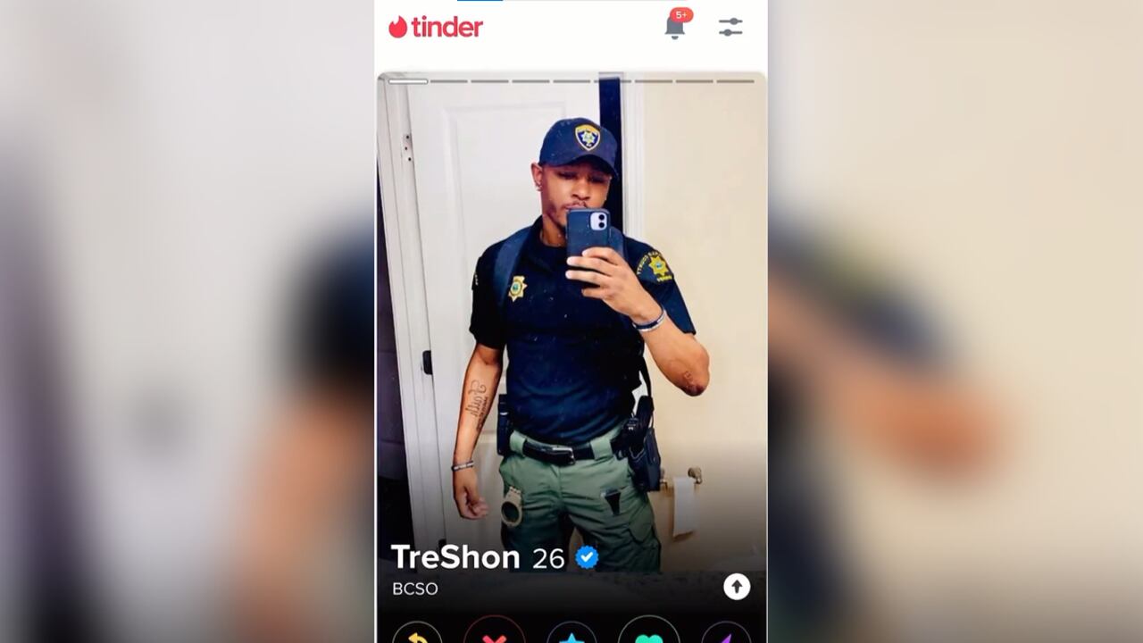Policías arrestaron a hombre que se hacía pasar por uno de ellos para conquistar mujeres a través de Tinder