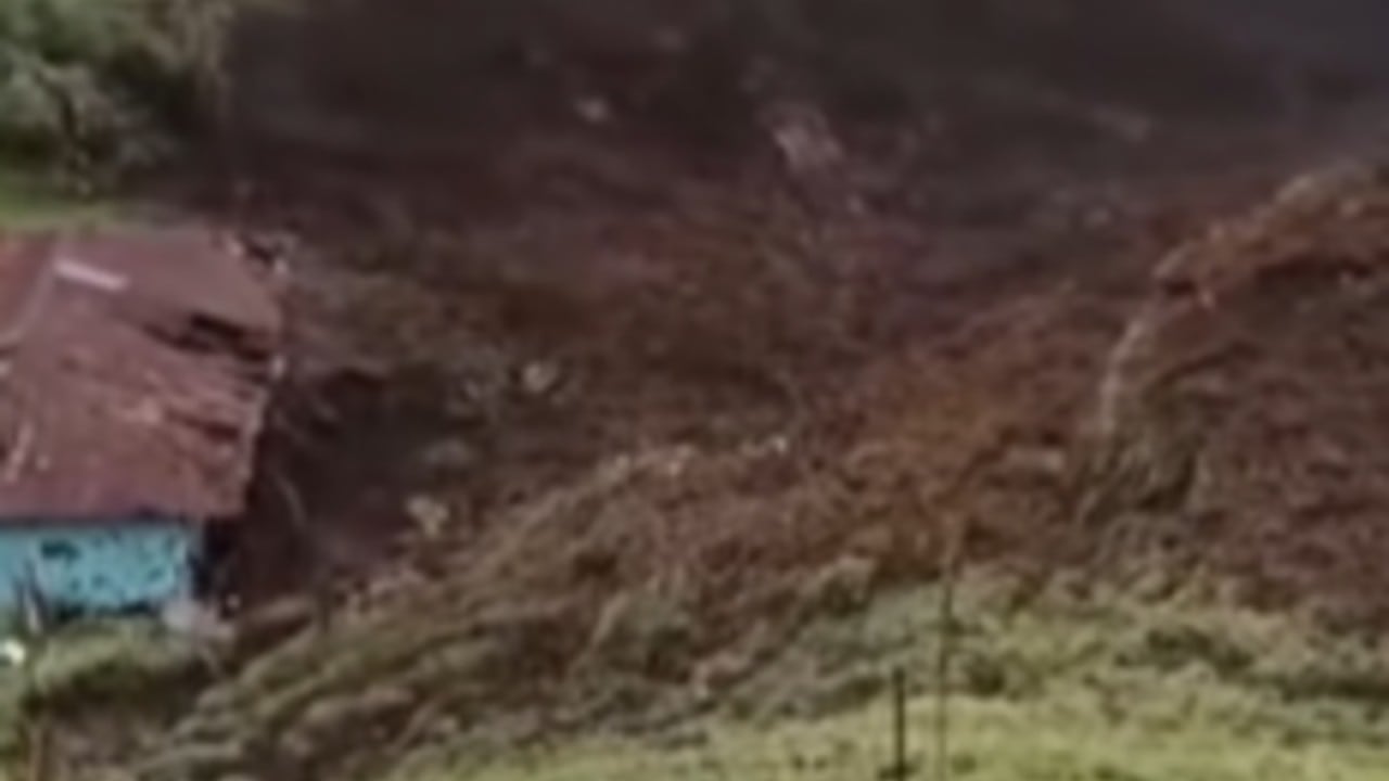 La avalancha tiene en alerta a cuatro veredas.