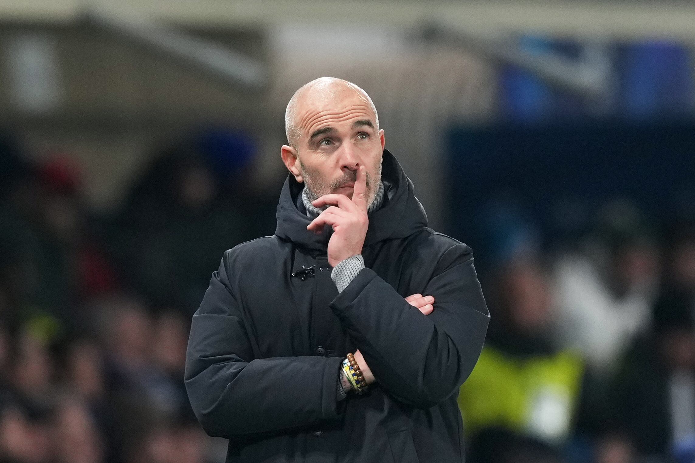 ARCHIVO - Foto del 9 de diciembre del 2025, el entrenador del Chelsea Enzo Maresca reacciona durante el encuentro de la Liga de Campeones ante el Atalanta. (AP Foto/Antonio Calanni, Archivo)