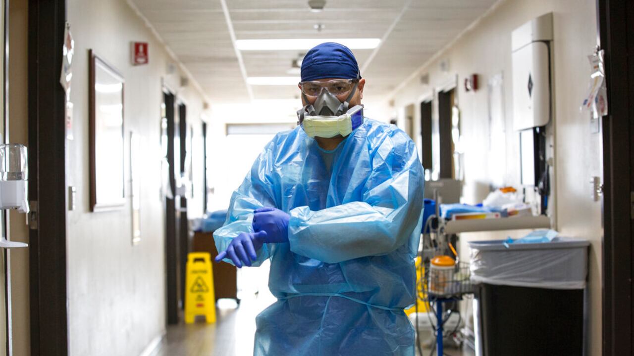 Registered Nurse Geronimo Flores makes rounds checking on patients in the coronavirus unit at Christus Santa Rosa Hospital in New Braunfels, Texas, Friday, Jan. 22, 2021. (Mikala Compton/Herald-Zeitung via AP)