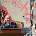 Su llegada al poder en 1985 significó un cambio mayúsculo para la URSS. Su acercamiento a Occidente, su deseo de robustecer la economía soviética y su decisión de acabar con los conflictos de la Guerra Fría propiciaron el final de la Alemania comunista.