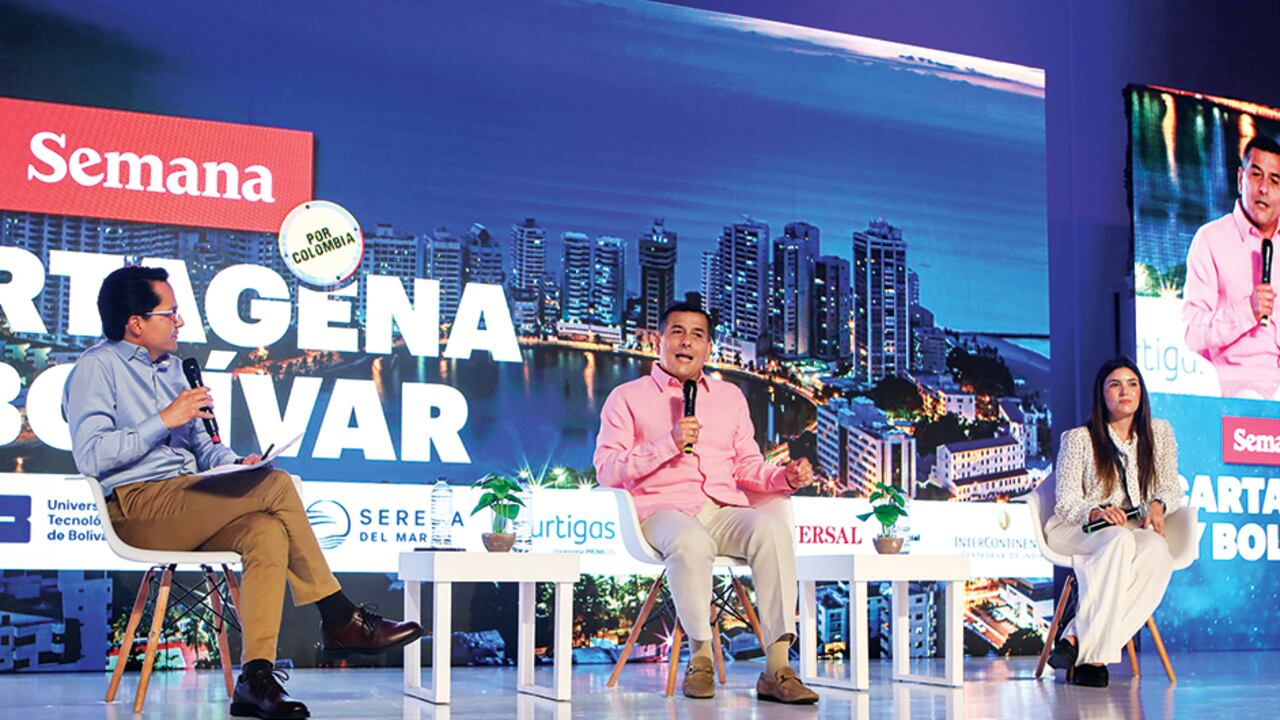 Yesid Lancheros, director de SEMANA; Dumek Turbay, alcalde de Cartagena, y Juliana Solano, gobernadora (e) de Bolívar, durante la conversación.