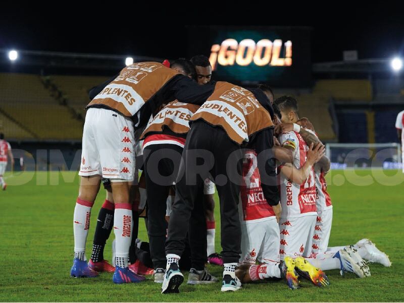 Jugadores de Santa Fe celebran uno de los goles ante Huila