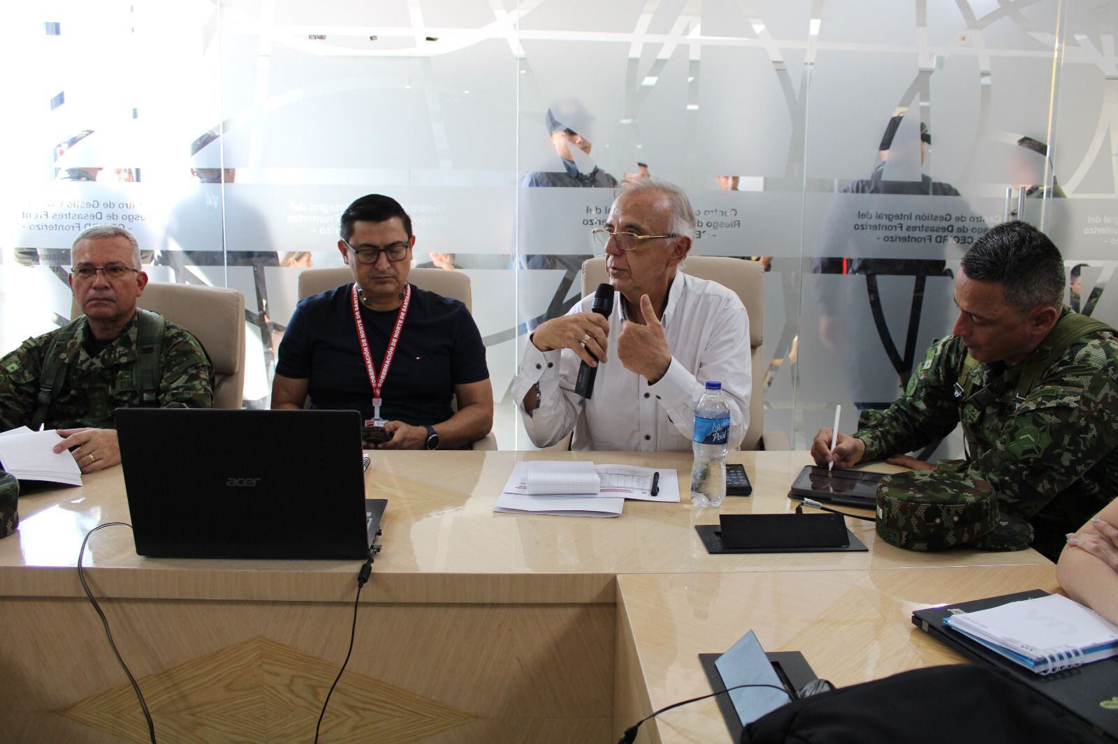 El ministro de Defensa, Iván Velásquez, envió desde la Brigada 30, Norte de Santander,  un mensaje de fortaleza, unidad y resistencia a las comunidades de la región del Catatumbo que en este momento ven en peligro su integridad a causa de las acciones violentas realizadas por organizaciones criminales que actúan contra la población.