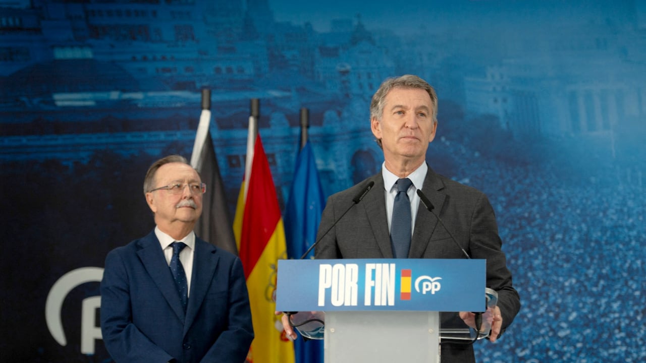 Alberto Núñez Feijóo, líder del Partido Popular (PP) —la oposición de derecha en España—, conversa junto al presidente de la ciudad autónoma de Ceuta, Juan Jesús Vivas (izquierda), durante una rueda de prensa en el enclave español de Ceuta el 7 de octubre de 2026.