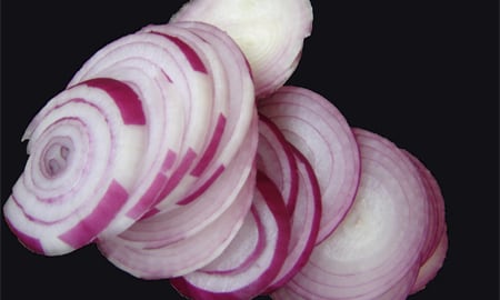 La cebolla, además de producir colágeno, contiene vitaminas B, C, D y E, que son imprescindibles para lucir una piel perfecta.