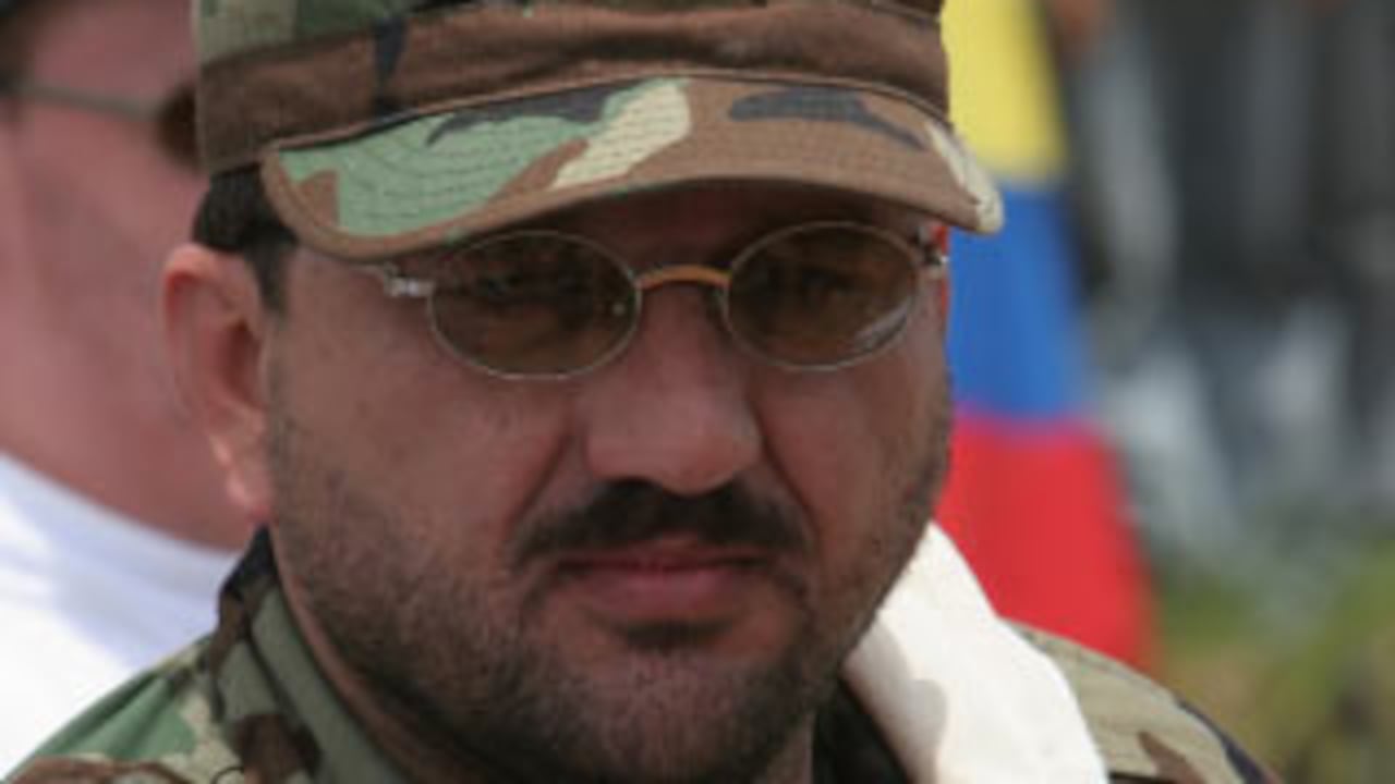 El jefe paramilitar Carlos Mario Jiménez Naranjo, alias ‘Macaco’, quien seguramente será extraditado a Estados Unidos en los próximos meses. A un lado, facsímil de la solicitud de extradición que un tribunal de Miami hizo de Jiménez, su esposa y 11 de los hombres más importantes de su organización