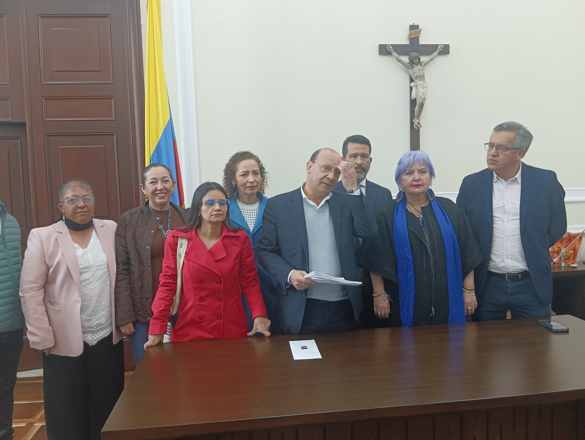 El ministro de Hacienda, Germán Ávila, y otros miembros del Gobierno radicaron la reforma tributaria: Foto: prensa Hacienda.