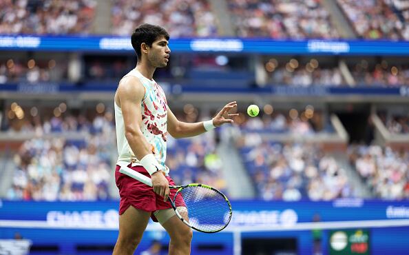 El español Carlos Alcaraz se instaló con comodidad el lunes en los cuartos de final del Abierto de Estados Unidos donde chocará con el alemán Alexander Zverev, que necesitó batallar hasta casi las dos de la madrugada para eliminar al italiano Jannik Sinner.