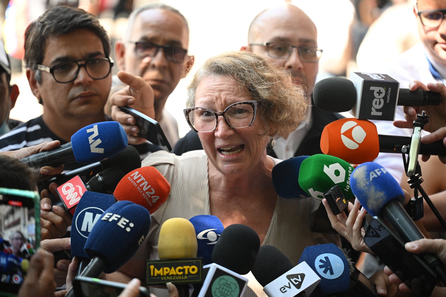 Mabel Calderin (C), esposa de Carlos Correa, director de la ONG venezolana 'Espacio Público', habla con la prensa antes de solicitar hábeas corpus en el juzgado de Caracas el 8 de enero de 2025. Venezuela estaba en vilo el miércoles cuando los manifestantes de la oposición llamaron de protestas e informes de líderes y activistas detenidos, dos días antes de que el presidente Nicolás Maduro preste juramento para un tercer mandato consecutivo. (Foto de Federico PARRA/AFP)