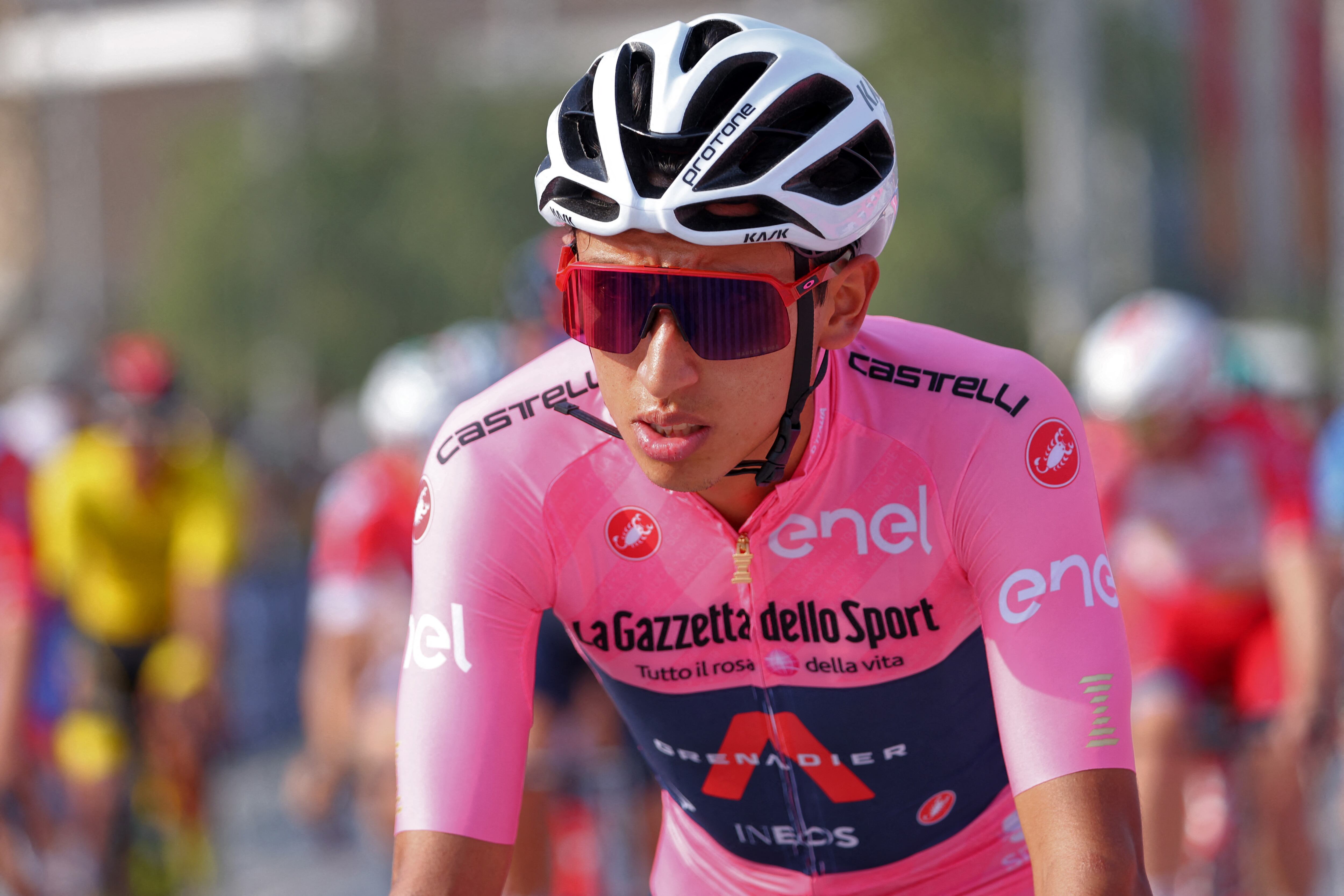 Egan Bernal con la distintiva camiseta rosa del líder del Giro de Italia. Esto en 2021, cuando ganó la competencia.