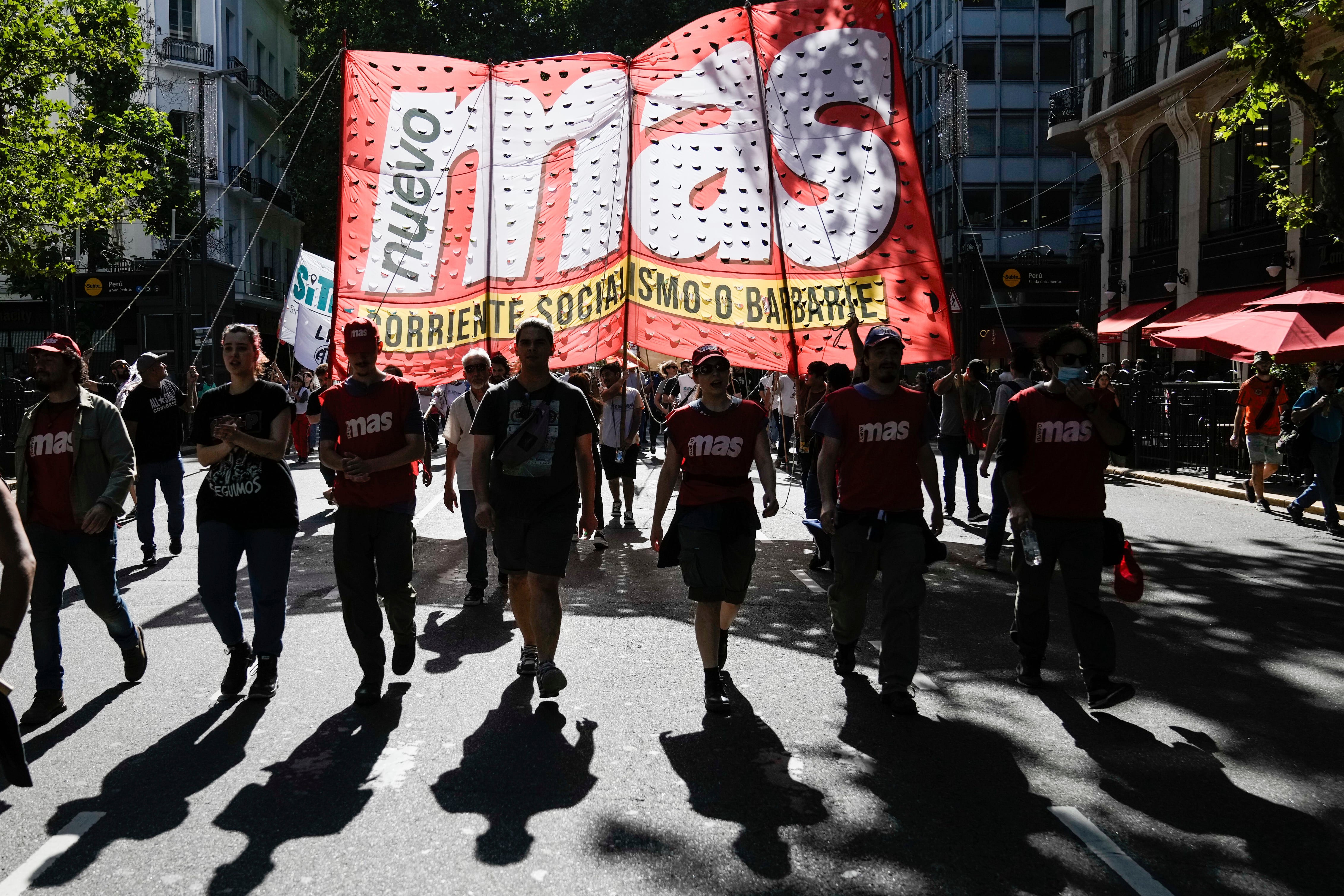 Manifestantes marchan contra las medidas de ajuste económico en Buenos Aires, Argentina, el miércoles 20 de diciembre de 2023. Días después de asumir el cargo, el presidente de Argentina, Javier Milei, anunció un drástico plan de reducción del gasto y de ajustes que fue rechazado por organizaciones sociales y sindicales. Además, advirtió que se castigarán los cortes de vías en las manifestaciones. (AP Foto/Rodrigo Abd)