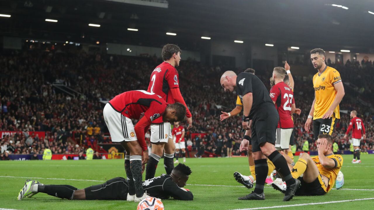 André Onana y Sasa Kalajdzic, en el partido Manchester United vs Wolverhampton Wanderers.