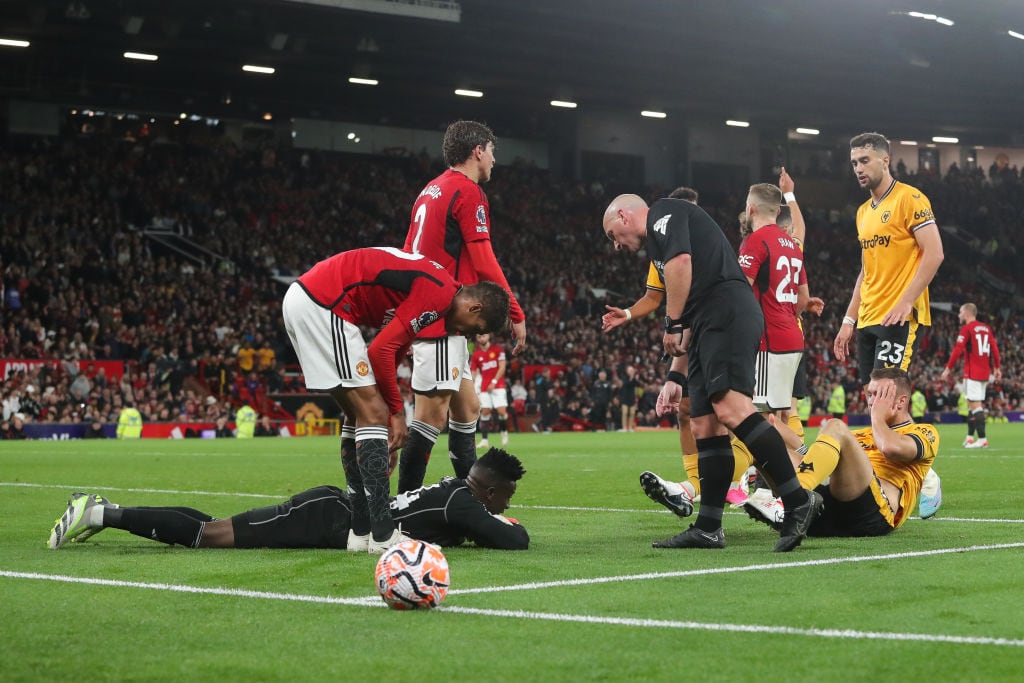 André Onana y Sasa Kalajdzic, en el partido Manchester United vs Wolverhampton Wanderers.