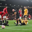 André Onana y Sasa Kalajdzic, en el partido Manchester United vs Wolverhampton Wanderers.