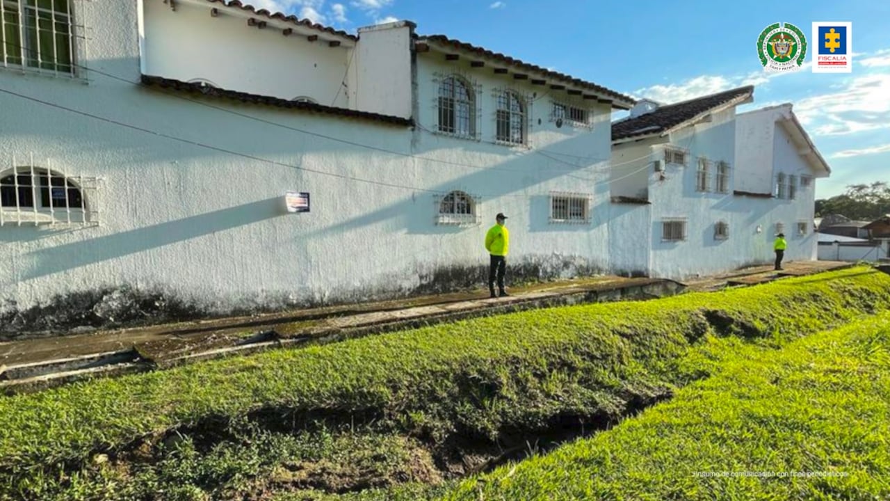 Las investigaciones dan cuenta que las propiedades habrían sido adquiridas con dineros producto de las actividades ilícitas del señalado cabecilla del extinto cartel del Norte del Valle, Ramón Alberto Quintero Sanclemente, alias RQ.