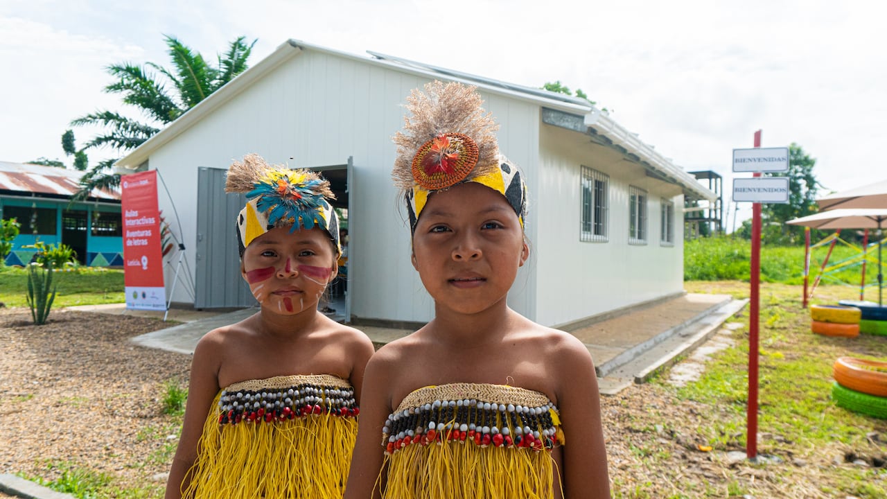 El aula cuenta con más de 1.200 libros de de escritores afrocolombianos e indígenas de toda Colombia.