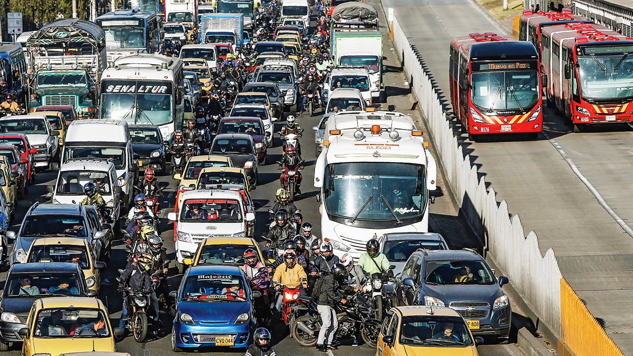 Los trancones son pan de cada día en la capital. 