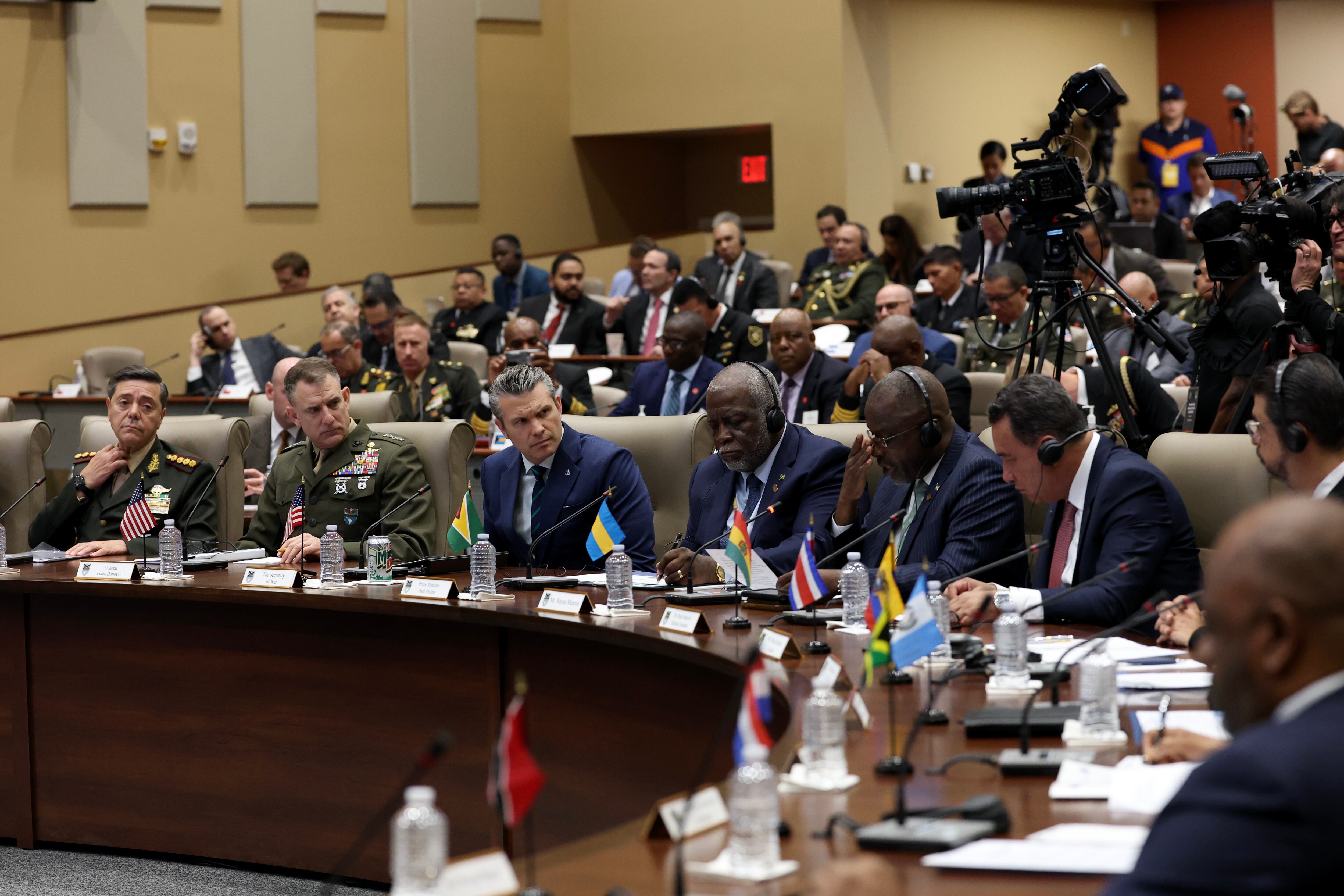 El General de la Infantería de Marina de los Estados Unidos, Francis L. Donovan, Comandante del Comando Sur de los Estados Unidos, y el Secretario de Defensa, Pete Hegseth, se reúnen con líderes regionales de defensa y seguridad del Caribe, Centroamérica y Sudamérica.
