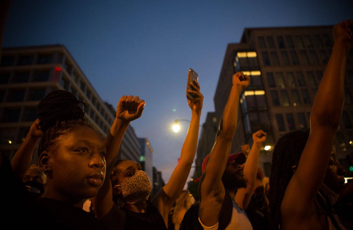 ¡Manifestantes durante la noche del 6 deJunio proclaman “Hands Up! Don’t Shoot!” sobre Black Lives Matter Plaza en ruta hacia la Casa Imagen tomada el 06 de Junio de 2020 Washington DC- Foto María Luz Bravo
